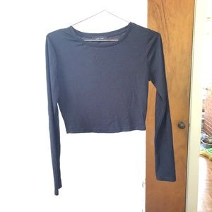 Black long-sleeve crop top